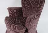 Poltrona "boneca" estofada e forradas com tecid... - Poltrona "boneca" estofada e forradas com tecido na cor "uva" com desenhos florais.
