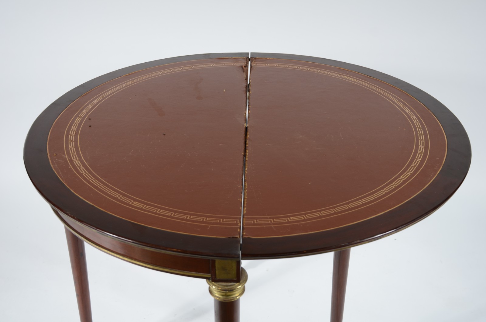Mesa de madeira nobre feitio meia lua, tampo dobrável ficando no... - foto 4 de 9