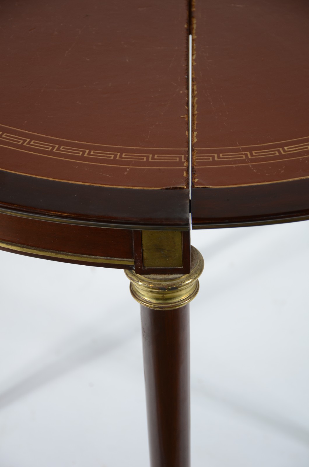 Mesa de madeira nobre feitio meia lua, tampo dobrável ficando no... - foto 5 de 9