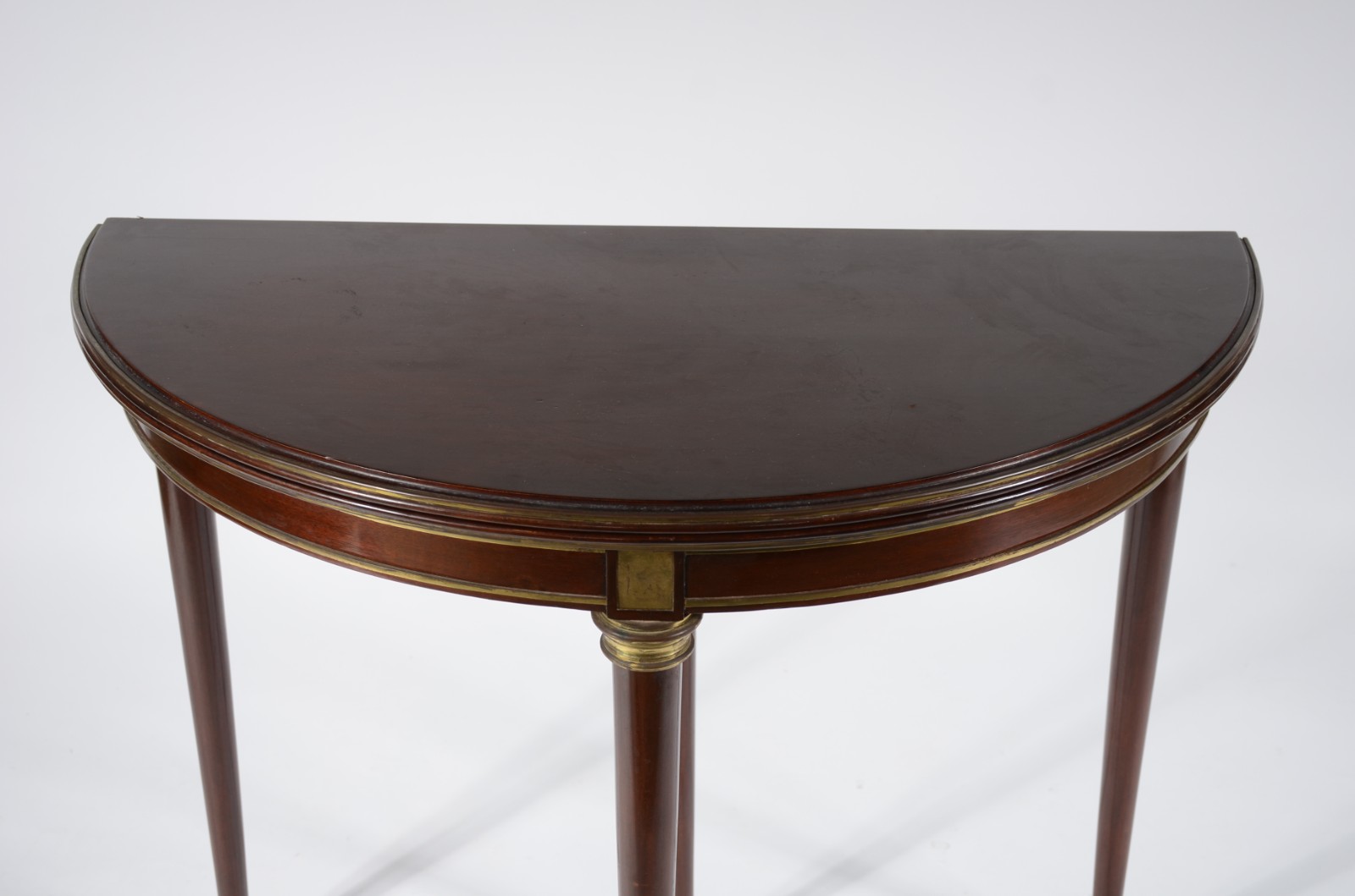 Mesa de madeira nobre feitio meia lua, tampo dobrável ficando no... - foto 6 de 9
