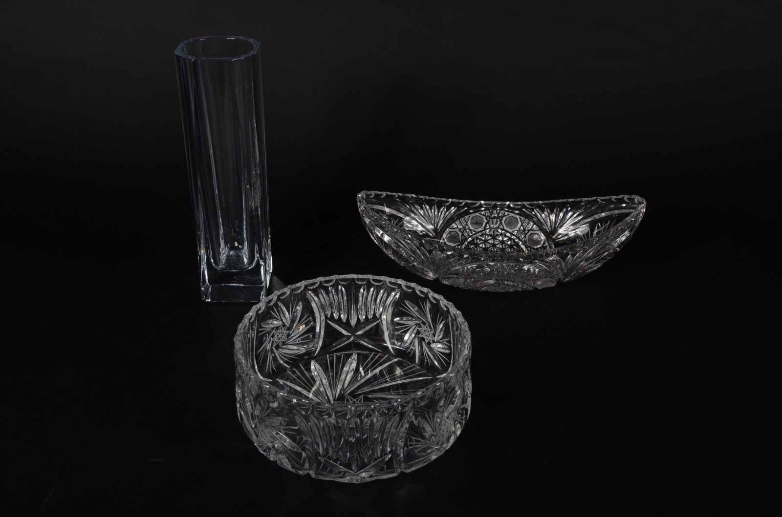 Três peças de cristal lapidado, sendo: dois bowl e um vaso. - foto 1 de 6
