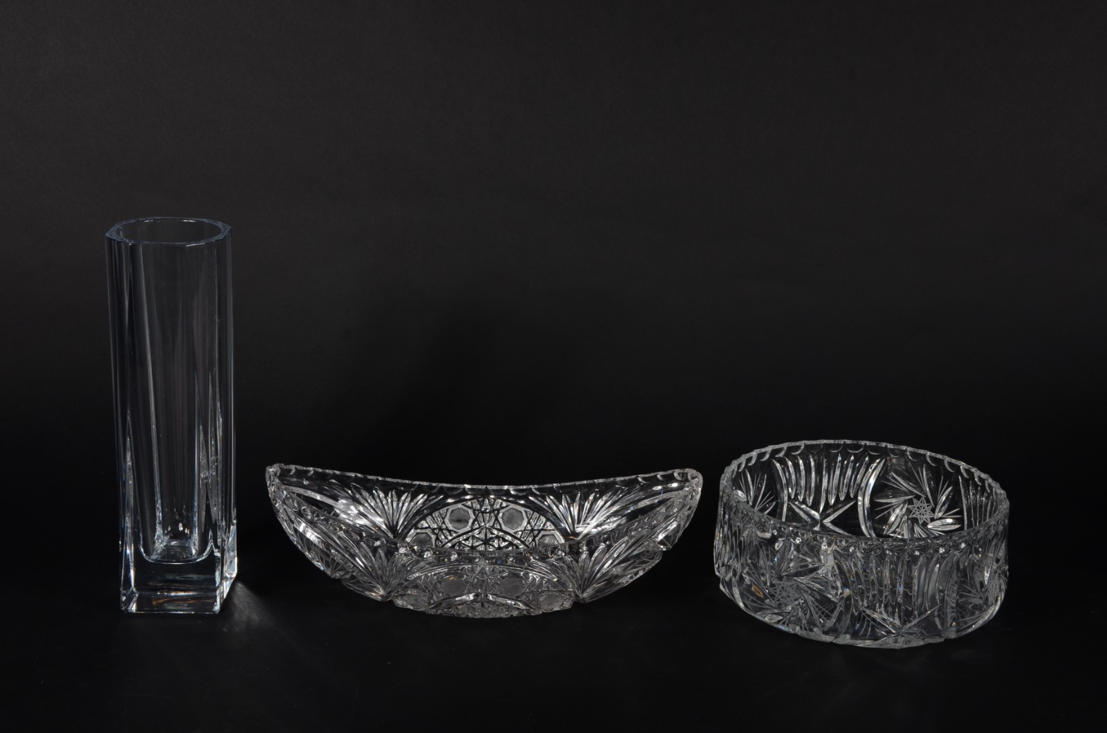 Três peças de cristal lapidado, sendo: dois bowl e um vaso. - foto 2 de 6