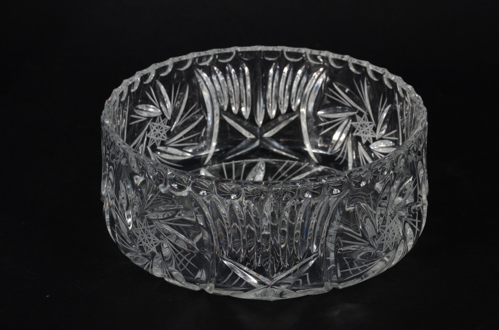 Três peças de cristal lapidado, sendo: dois bowl e um vaso. - foto 3 de 6
