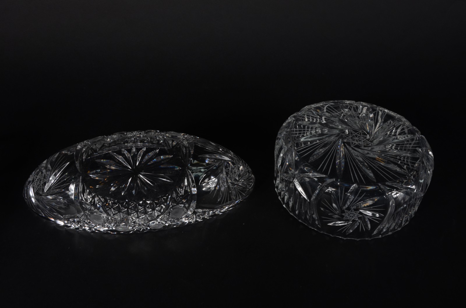 Três peças de cristal lapidado, sendo: dois bowl e um vaso. - foto 5 de 6