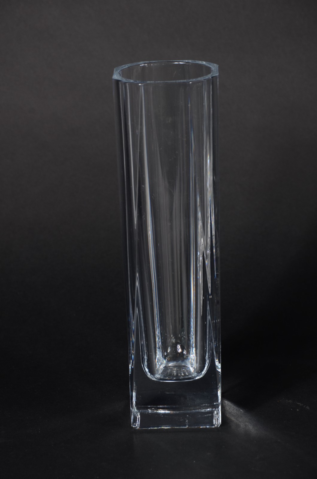 Três peças de cristal lapidado, sendo: dois bowl e um vaso. - foto 6 de 6