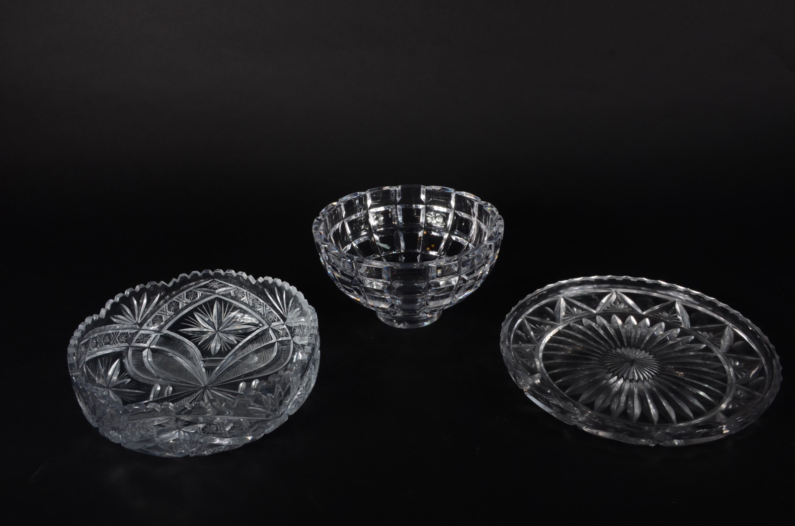 Três peças de cristal lapidado, sendo: bowl com borda dentada, bowl... - foto 1 de 7