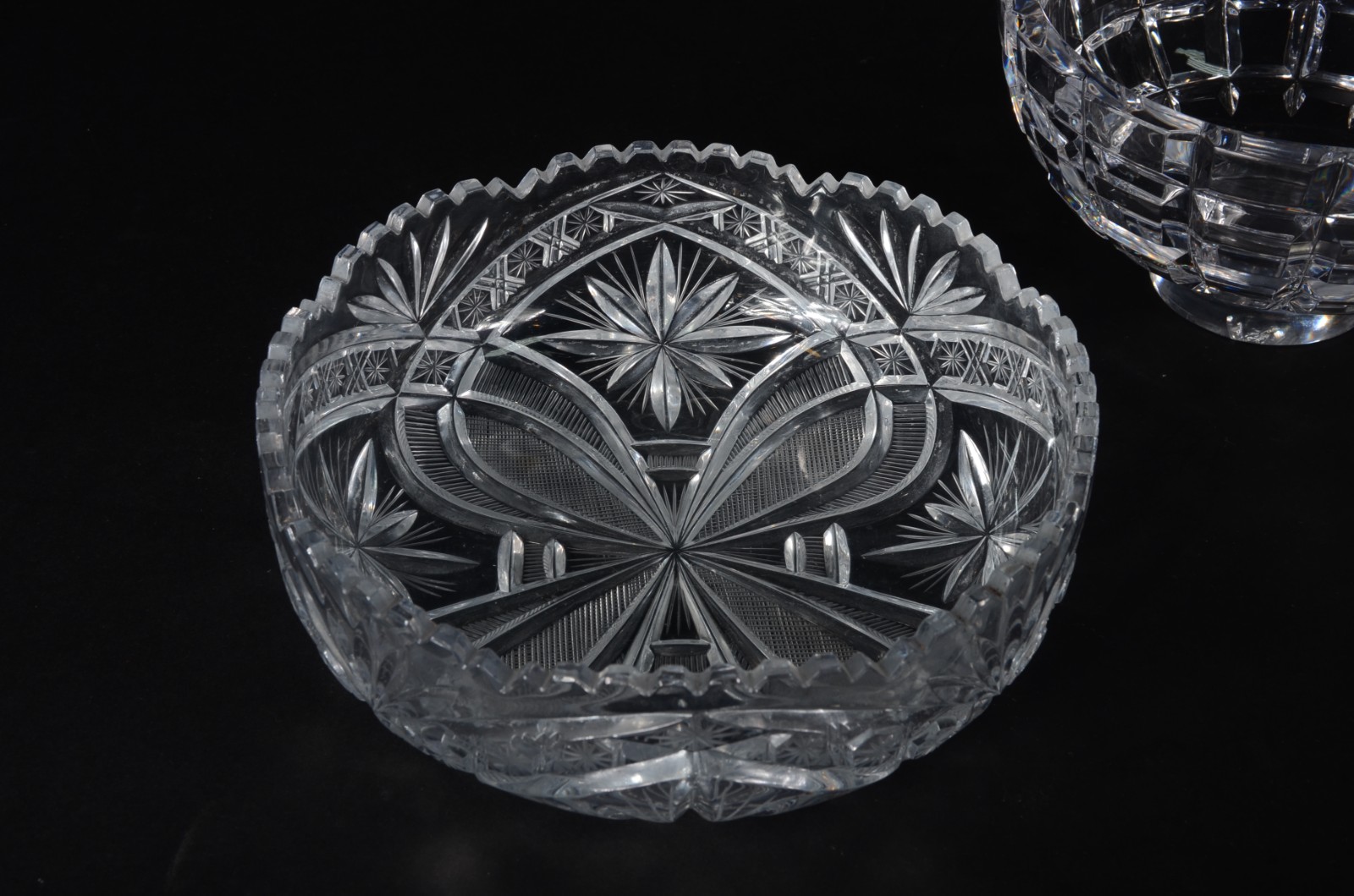 Três peças de cristal lapidado, sendo: bowl com borda dentada, bowl... - foto 3 de 7