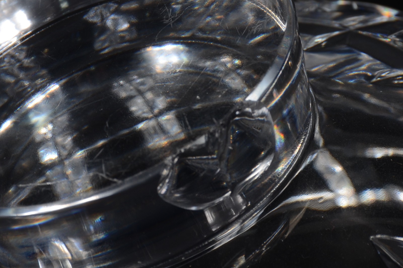 Três peças de cristal lapidado, sendo: bowl com borda dentada, bowl... - foto 5 de 7
