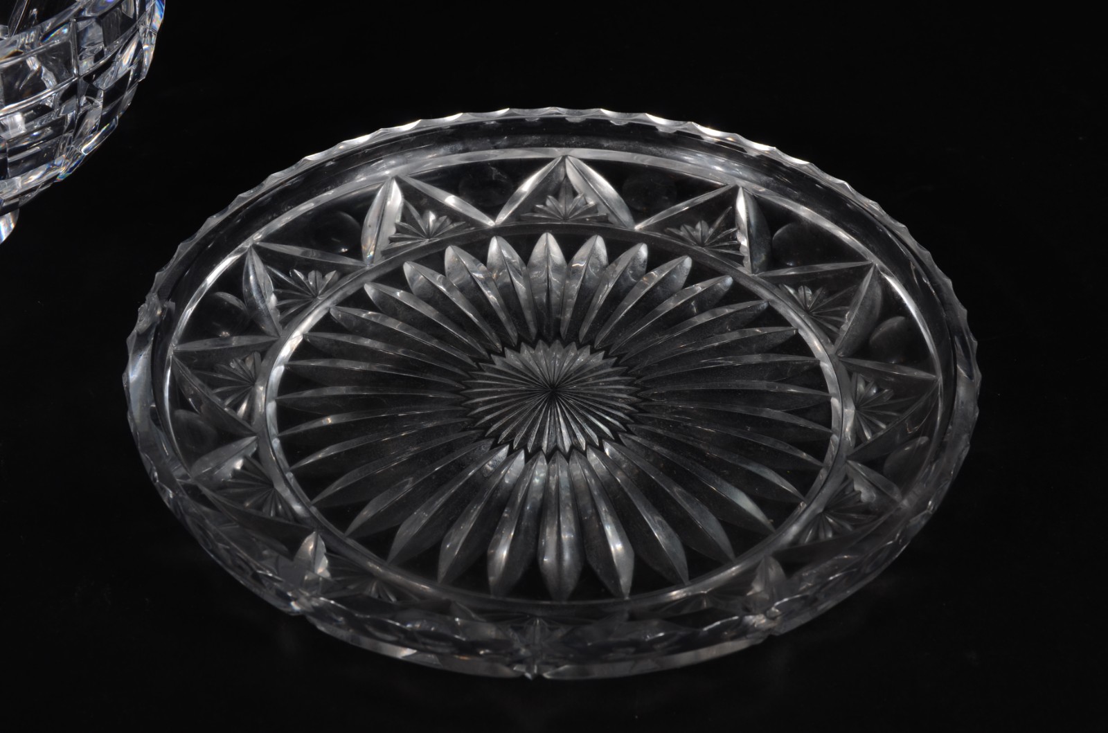 Três peças de cristal lapidado, sendo: bowl com borda dentada, bowl... - foto 4 de 7
