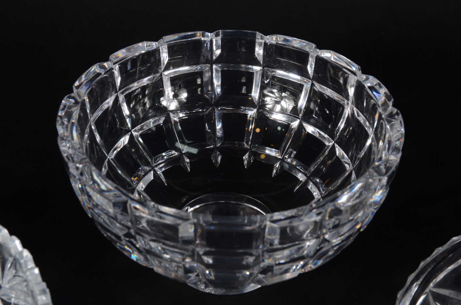 Três peças de cristal lapidado, sendo: bowl com borda dentada, bowl... - foto 2 de 7
