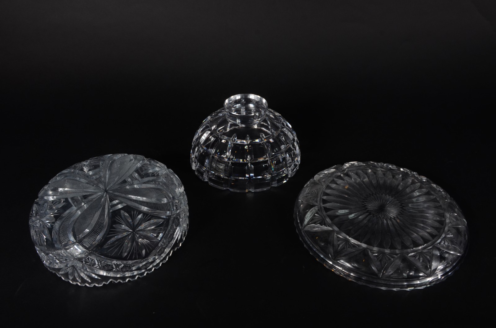 Três peças de cristal lapidado, sendo: bowl com borda dentada, bowl... - foto 7 de 7