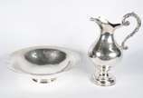 Elegante conjunto de jarra com bacia de prata f... - Elegante conjunto de jarra com bacia de prata francesa contrastada, prateiro G, fundo guilhochado e medalhão com monograma. Base ligeiramente to...