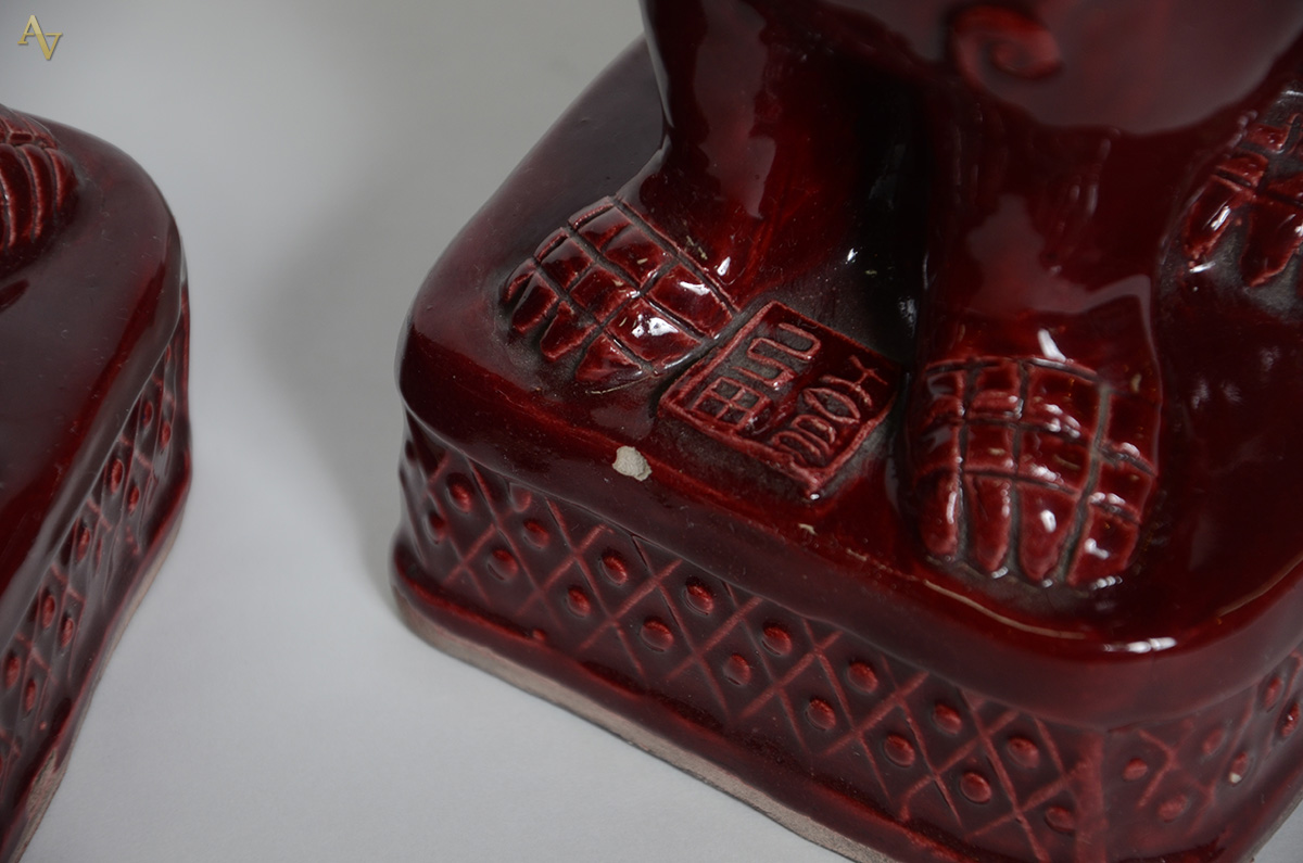 Par de cães de Fó de porcelana oriental na cor vinho. Altura 22 cm... - foto 4 de 4