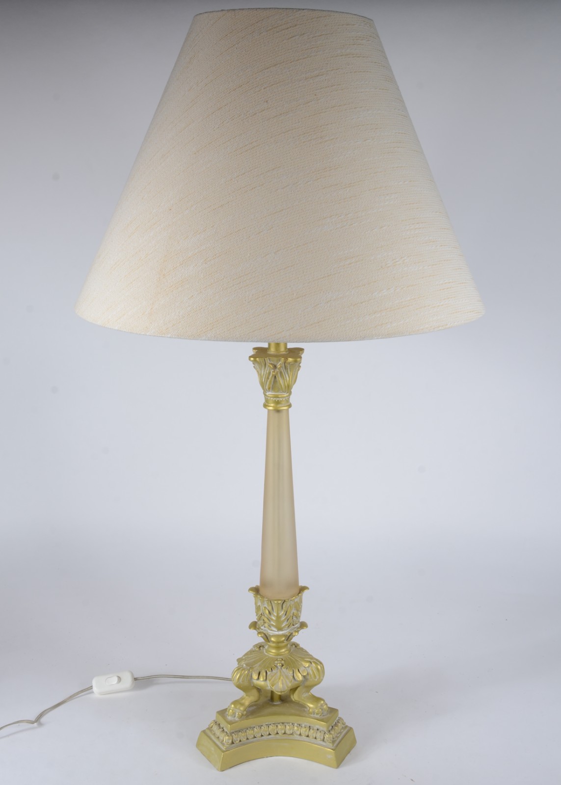 Abatjour de resina com dourado, base com detalhes de "pernas"... - foto 1 de 4