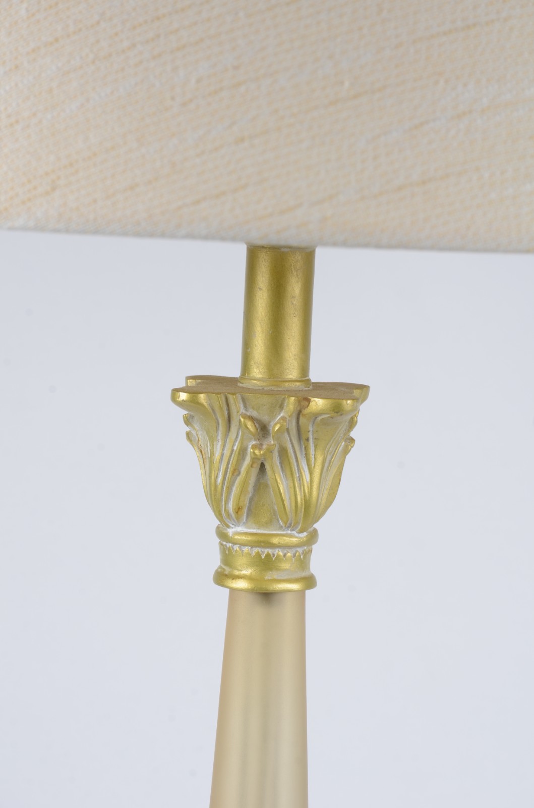 Abatjour de resina com dourado, base com detalhes de "pernas"... - foto 2 de 4