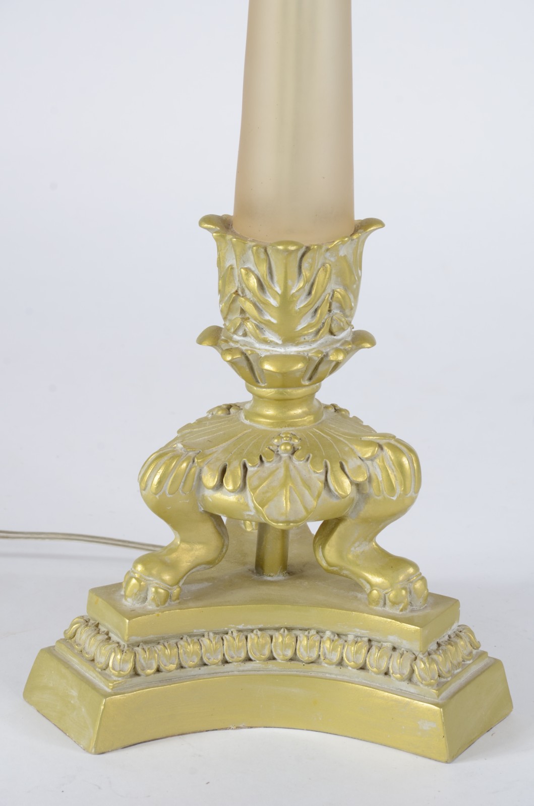 Abatjour de resina com dourado, base com detalhes de "pernas"... - foto 3 de 4