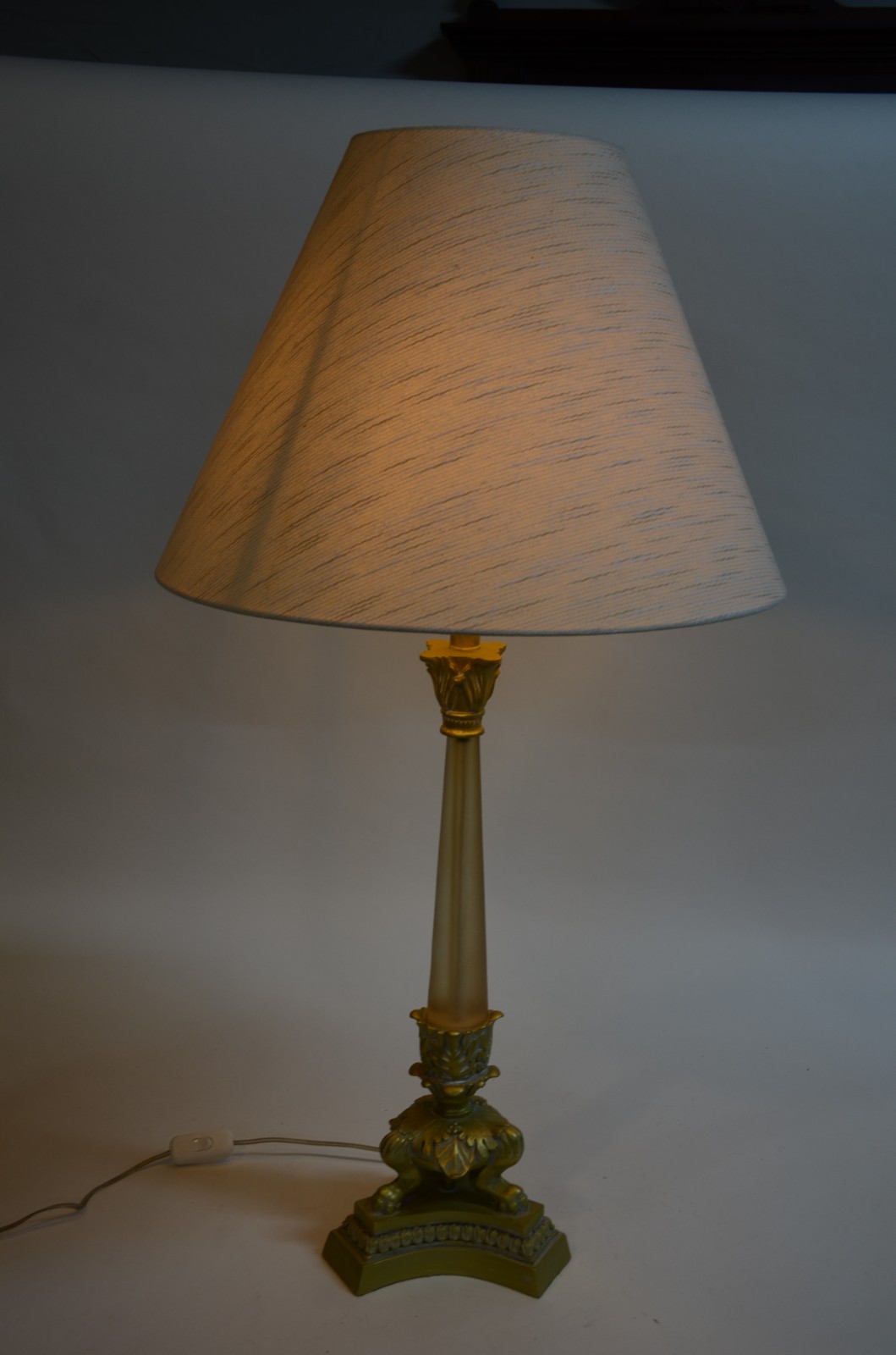 Abatjour de resina com dourado, base com detalhes de "pernas"... - foto 4 de 4