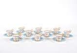 Conjunto com 10 xícaras para café com pires de ... - Conjunto com 10 xícaras para café com pires de porcelana francesa azul turquesa com flores em policromia e realces dourados.