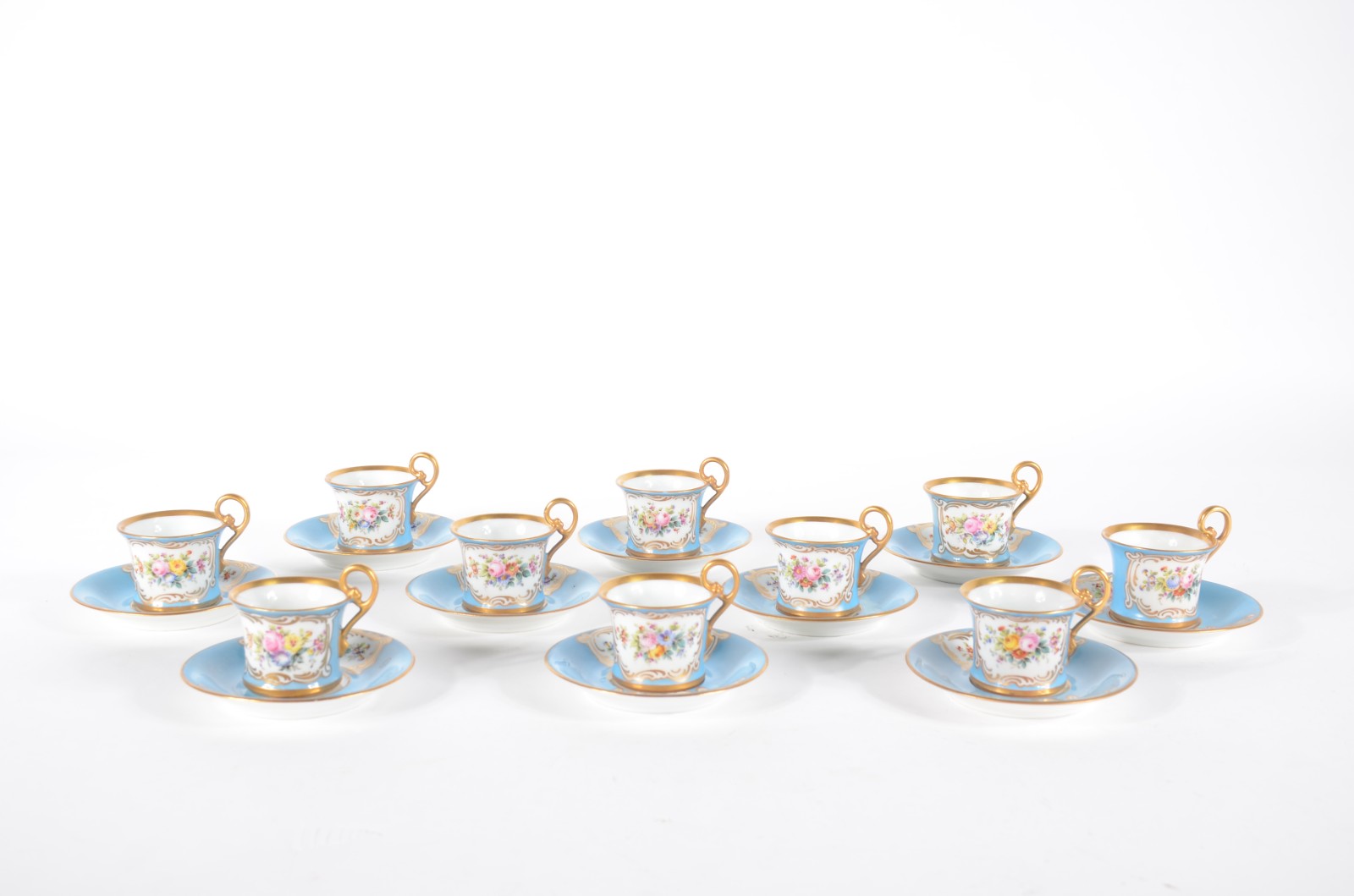 Conjunto com 10 xícaras para café com pires de porcelana francesa... - foto 3 de 5