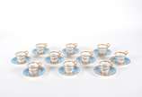 Conjunto com 10 xícaras para café com pires de ... - Conjunto com 10 xícaras para café com pires de porcelana francesa azul turquesa com flores em policromia e realces dourados.