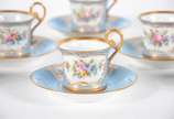 Conjunto com 10 xícaras para café com pires de ... - Conjunto com 10 xícaras para café com pires de porcelana francesa azul turquesa com flores em policromia e realces dourados.