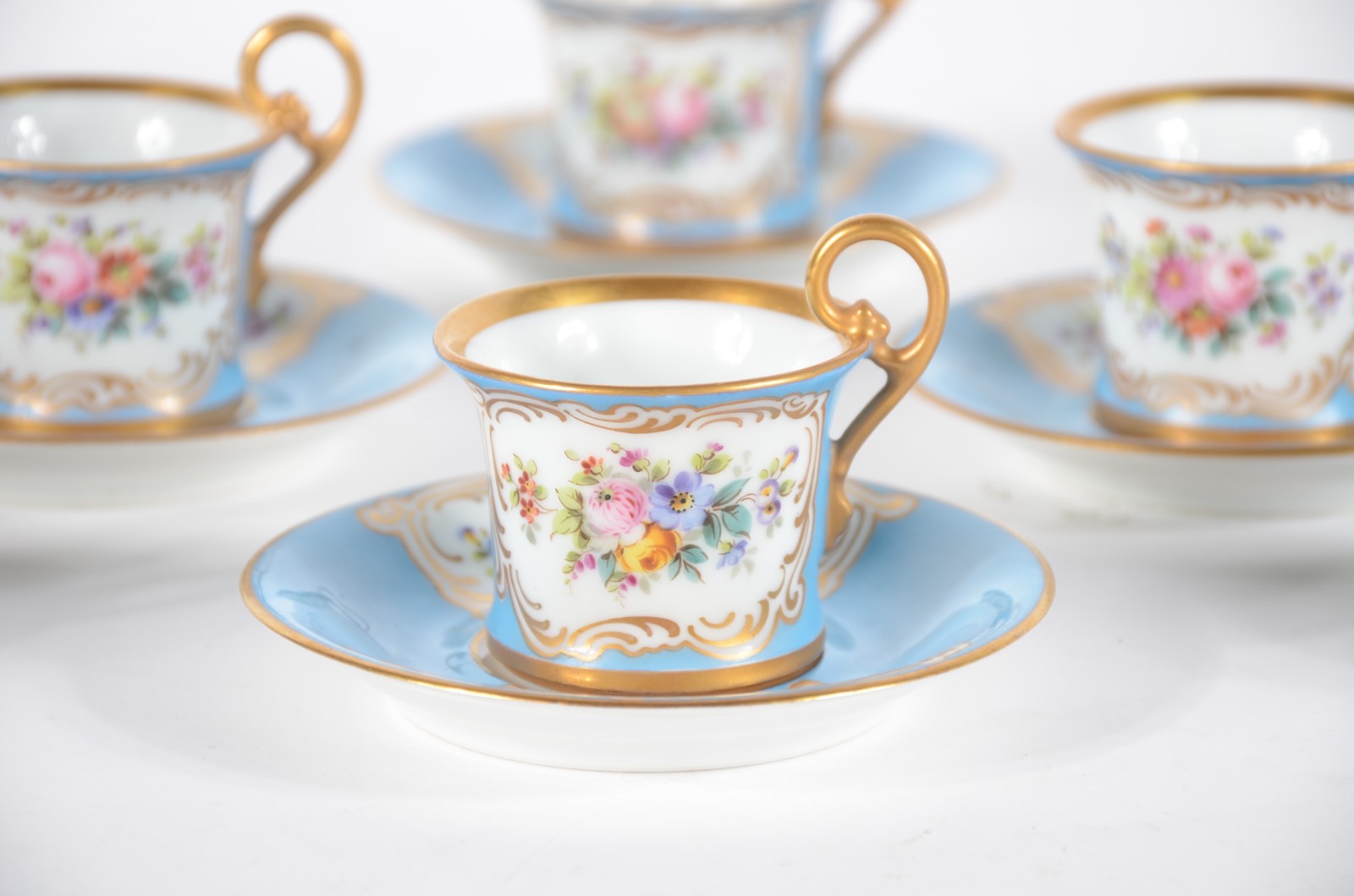 Conjunto com 10 xícaras para café com pires de porcelana francesa... - foto 1 de 5