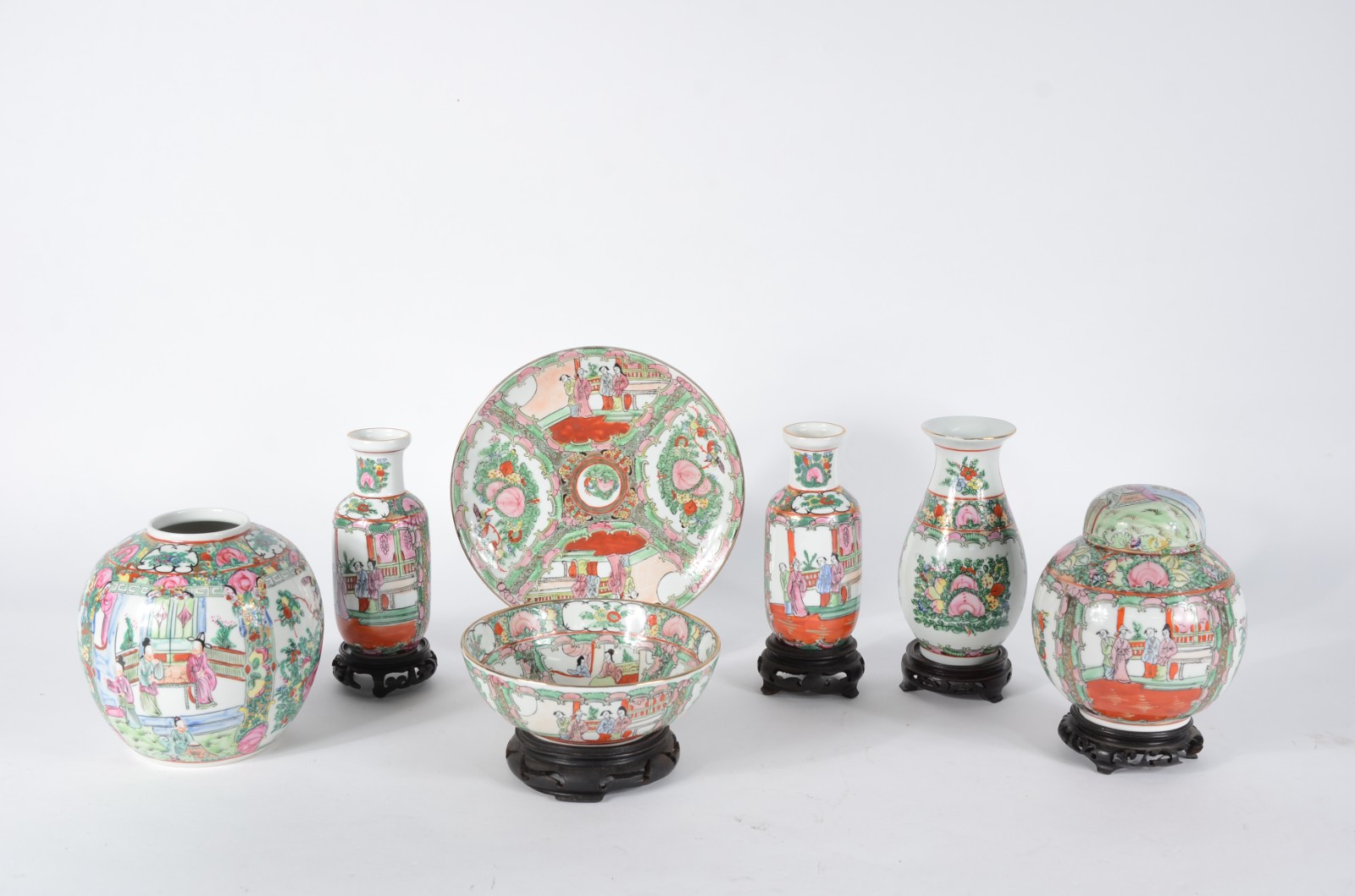Sete peças diversas de porcelana oriental com decoração em tons de... - foto 1 de 10