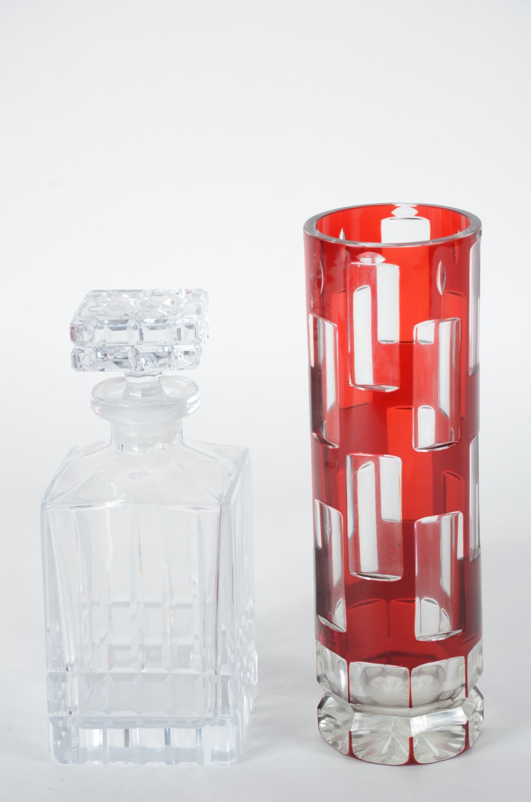 Duas peças de cristal, sendo: garrafa e vaso de cristal doublé... - foto 1 de 6