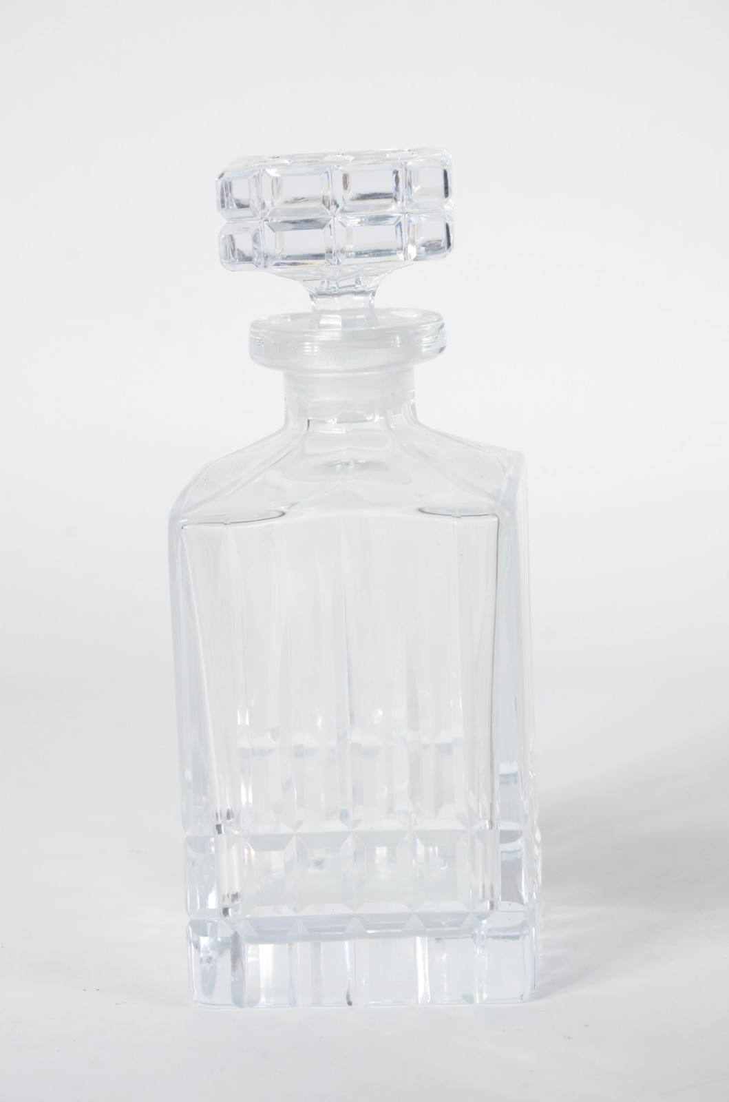 Duas peças de cristal, sendo: garrafa e vaso de cristal doublé... - foto 2 de 6