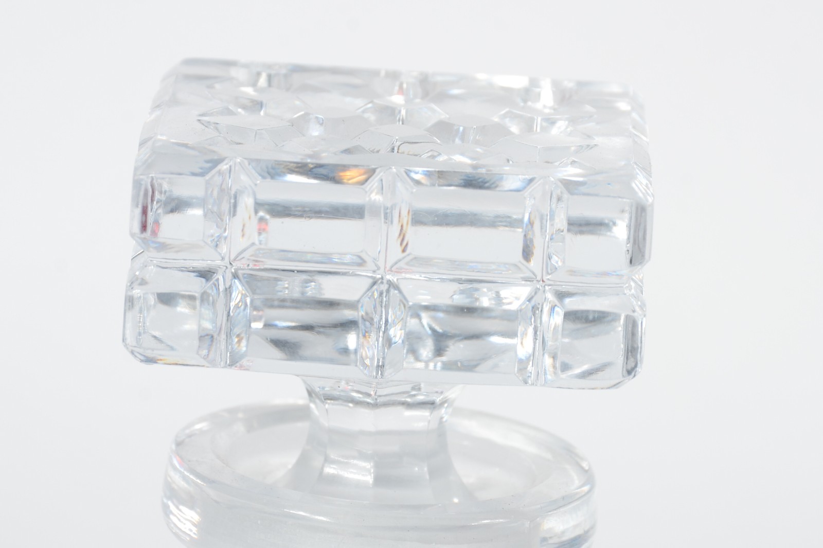 Duas peças de cristal, sendo: garrafa e vaso de cristal doublé... - foto 3 de 6
