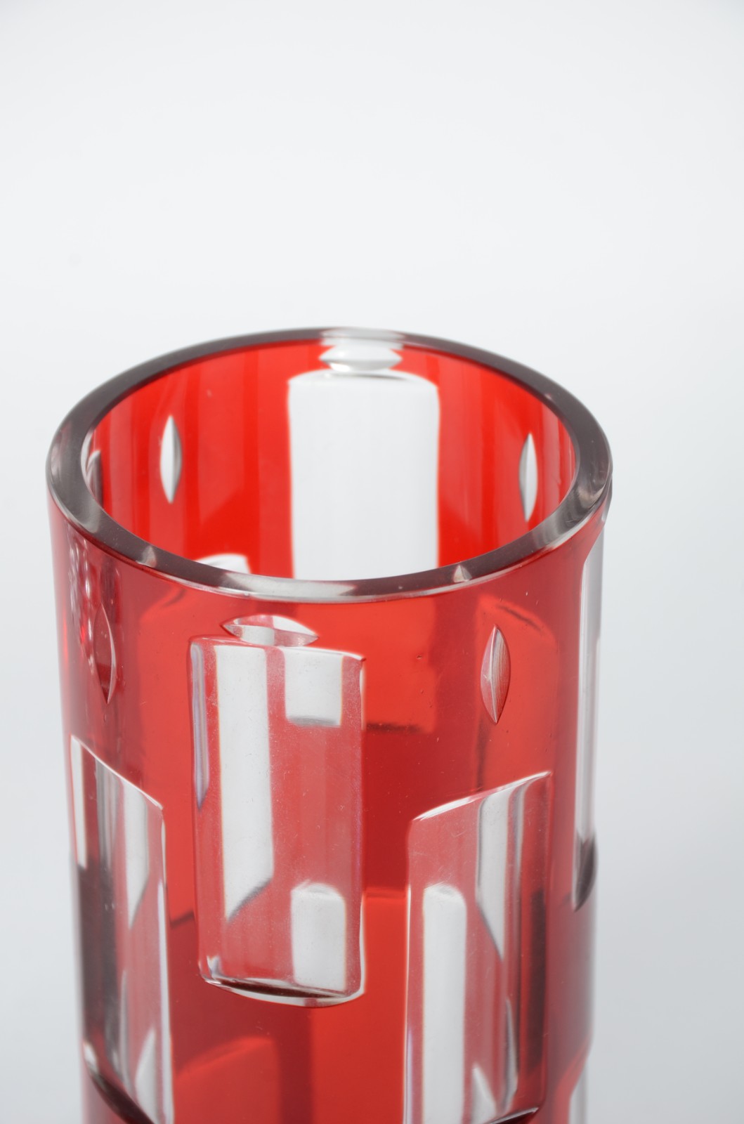 Duas peças de cristal, sendo: garrafa e vaso de cristal doublé... - foto 4 de 6