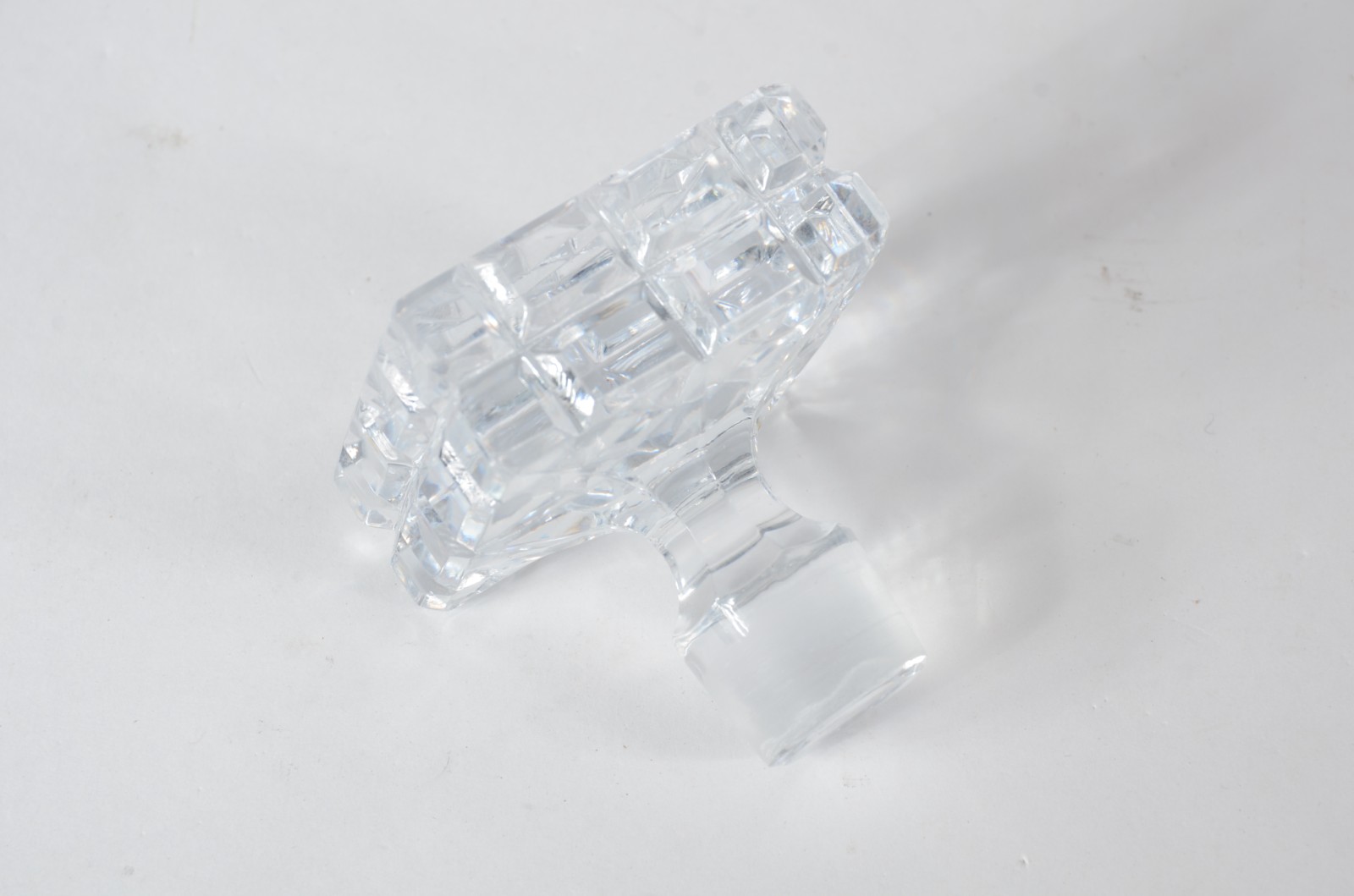 Duas peças de cristal, sendo: garrafa e vaso de cristal doublé... - foto 5 de 6