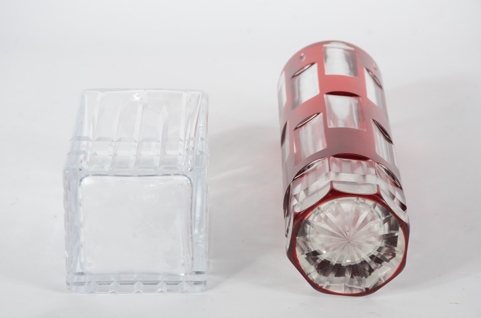 Duas peças de cristal, sendo: garrafa e vaso de cristal doublé... - foto 6 de 6