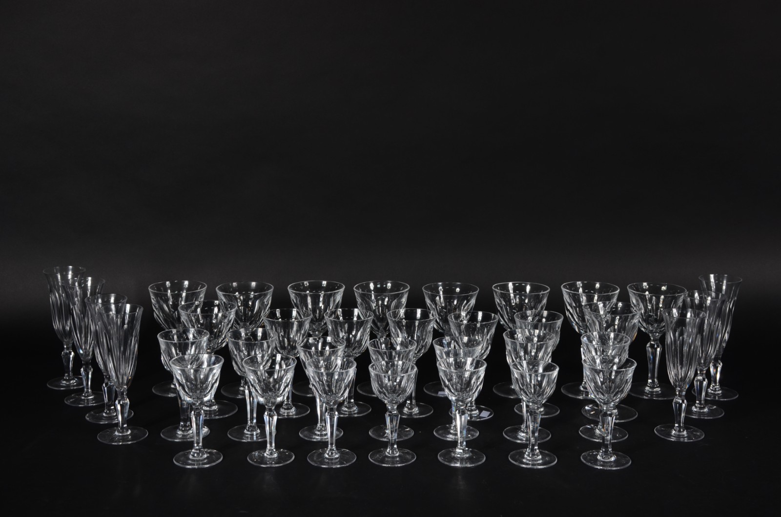 Serviço de cristal facetado, composto de: 10 para água, 8 para vinho... - foto 1 de 6