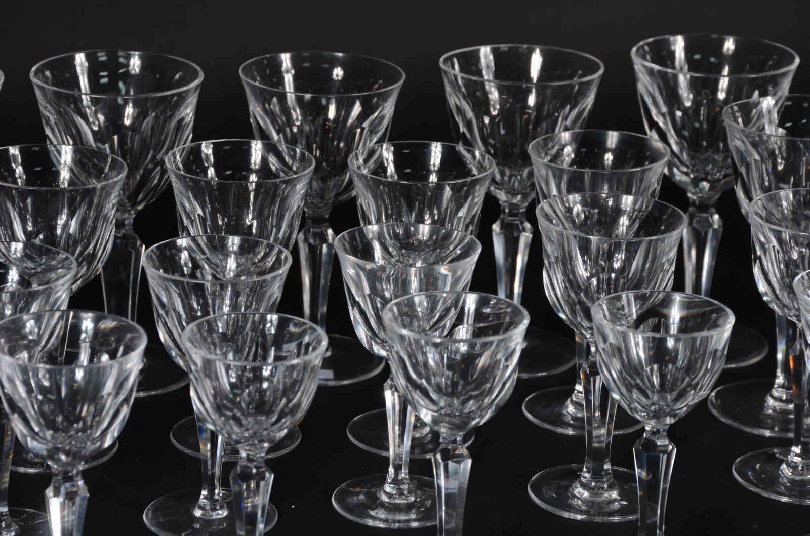 Serviço de cristal facetado, composto de: 10 para água, 8 para vinho... - foto 2 de 6