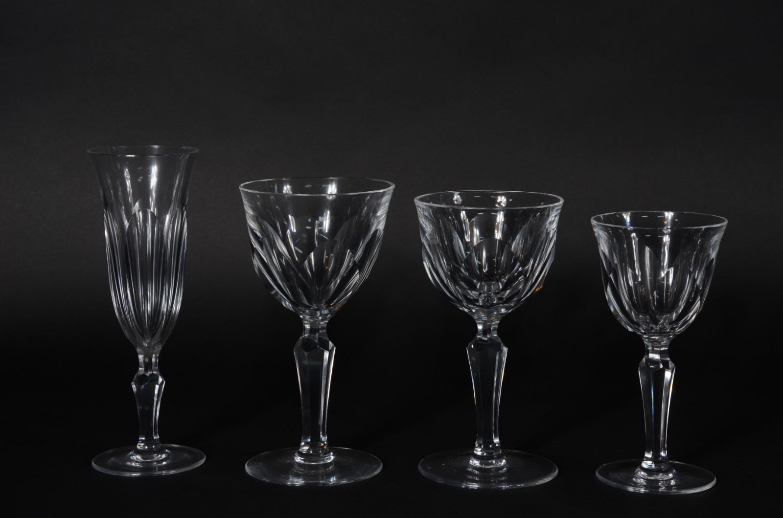 Serviço de cristal facetado, composto de: 10 para água, 8 para vinho... - foto 3 de 6