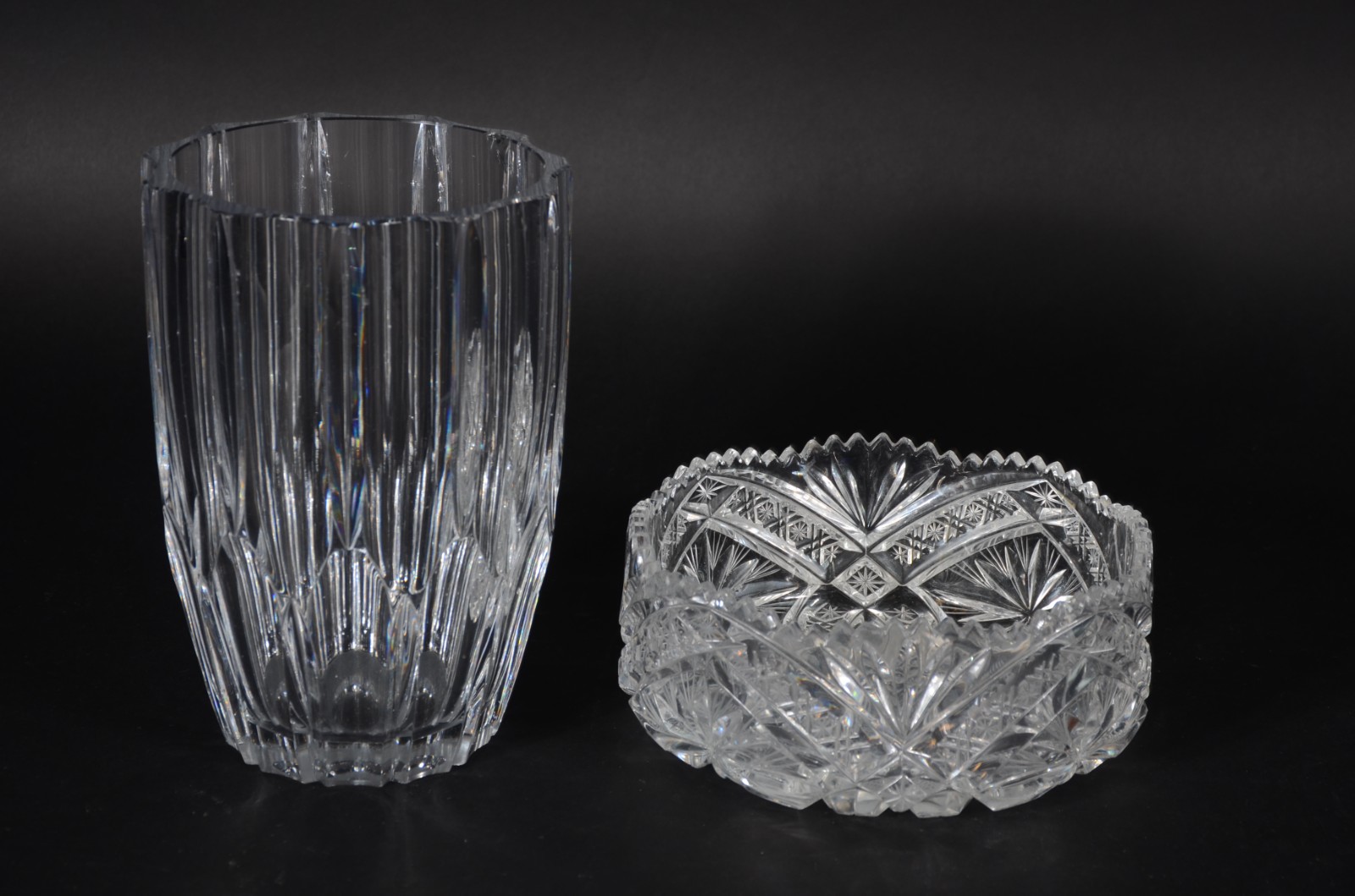 Duas peças de cristal, sendo: vaso e bowl de cristal lapidado com... - foto 1 de 5