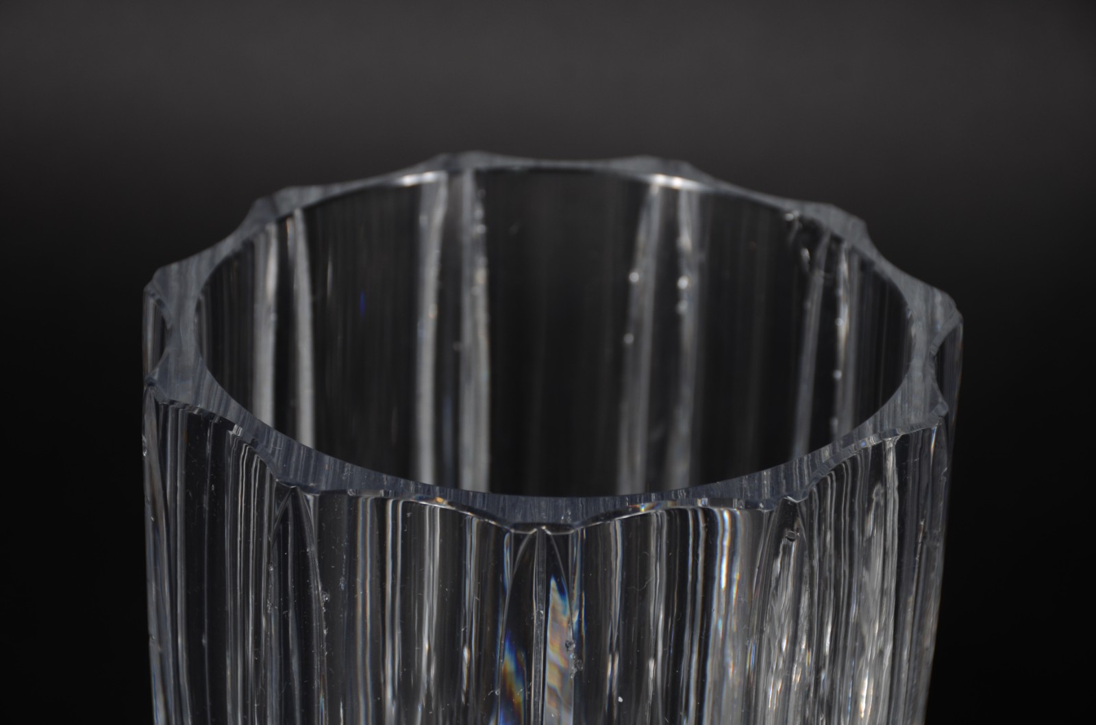 Duas peças de cristal, sendo: vaso e bowl de cristal lapidado com... - foto 3 de 5
