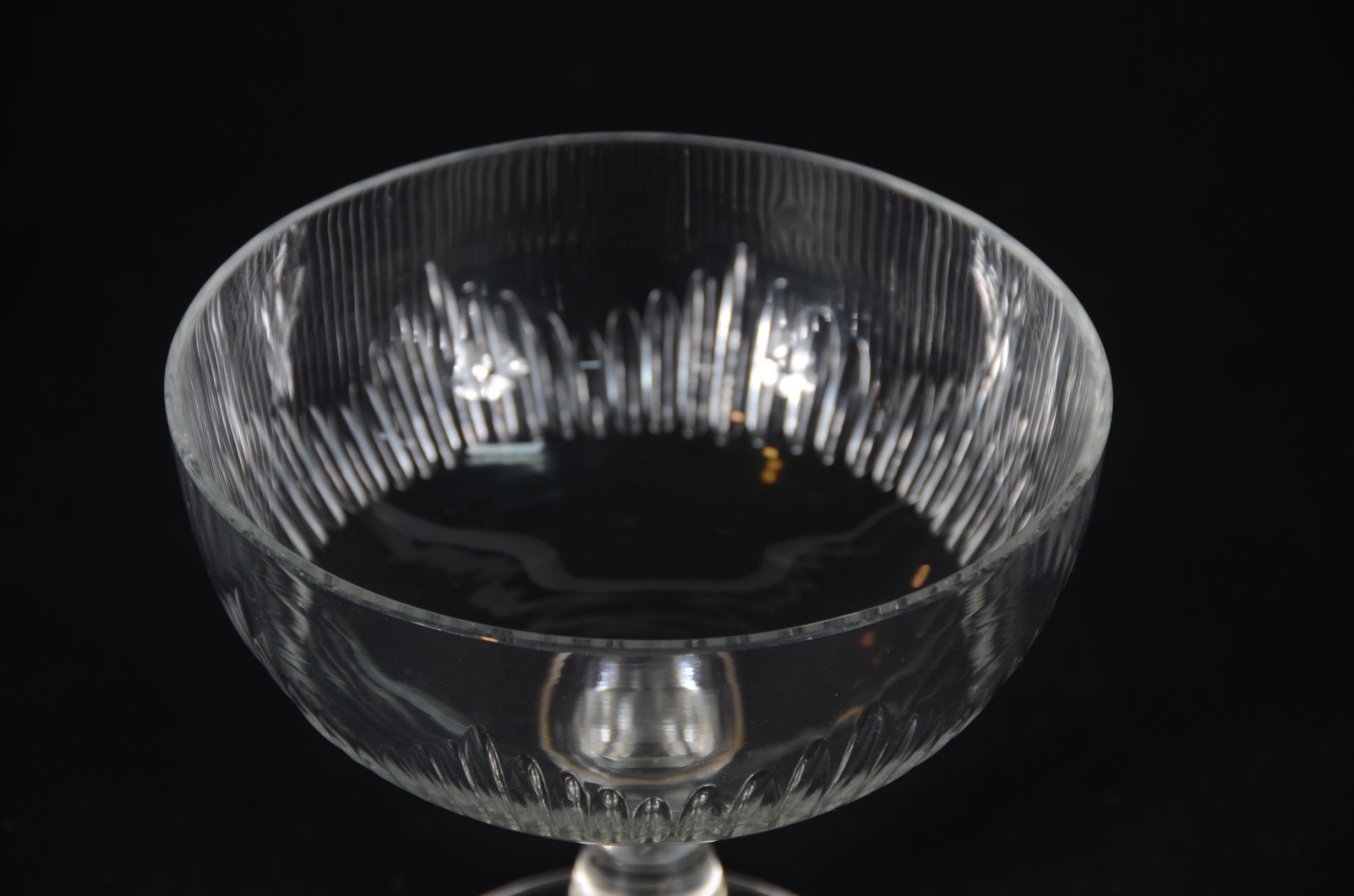 Compoteira de cristal europeu lapidado em gomos. - foto 2 de 5