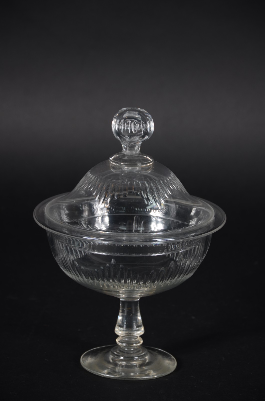 Compoteira de cristal europeu lapidado em gomos. - foto 5 de 5