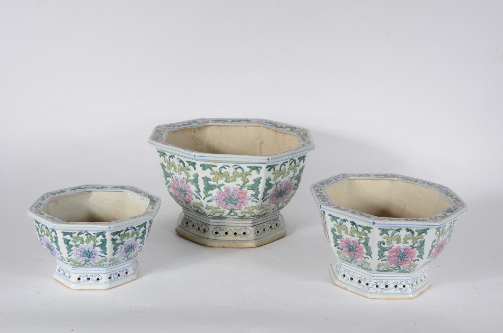 Conjunto com 3 cachepots de porcelana oriental feitio oitavado, fundo... - foto 1 de 7