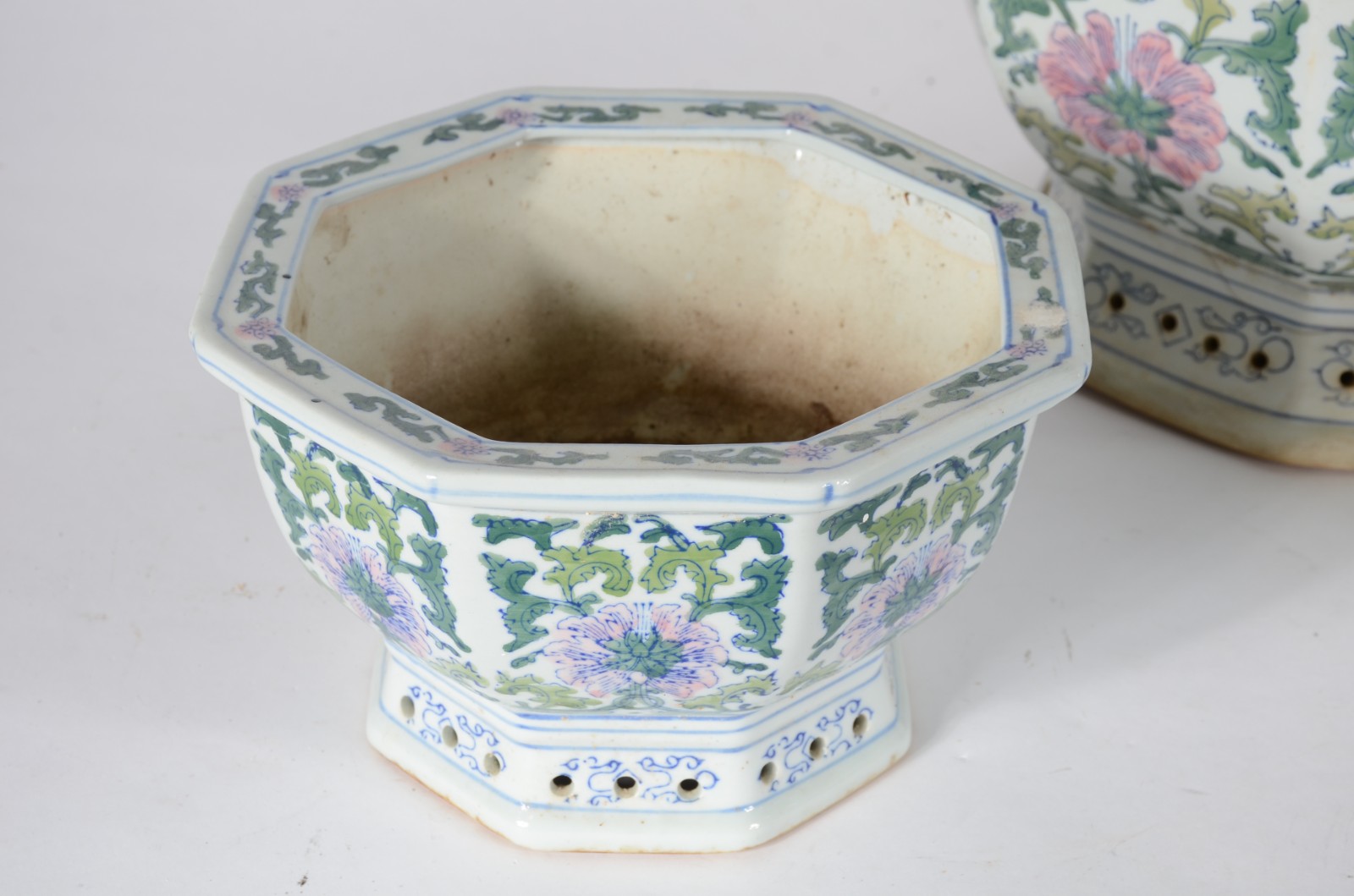 Conjunto com 3 cachepots de porcelana oriental feitio oitavado, fundo... - foto 2 de 7