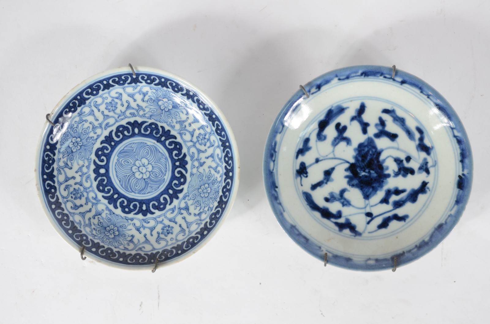 Dois pequenos pratos de parede de porcelana chinesa azul e branca. - foto 1 de 7