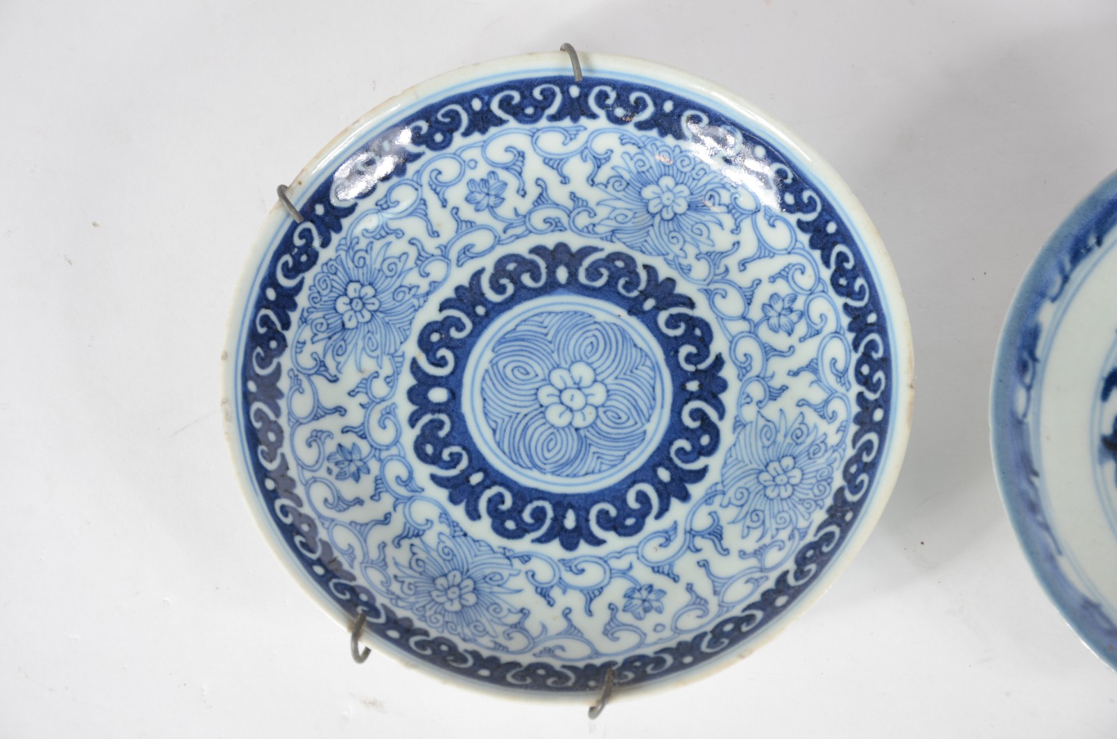 Dois pequenos pratos de parede de porcelana chinesa azul e branca. - foto 3 de 7