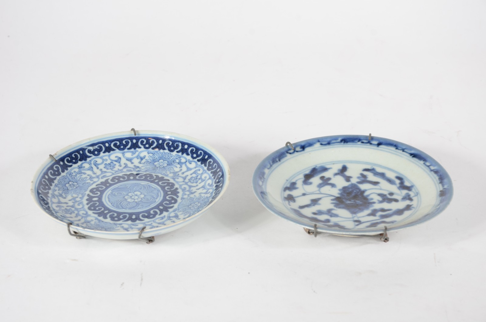Dois pequenos pratos de parede de porcelana chinesa azul e branca. - foto 2 de 7