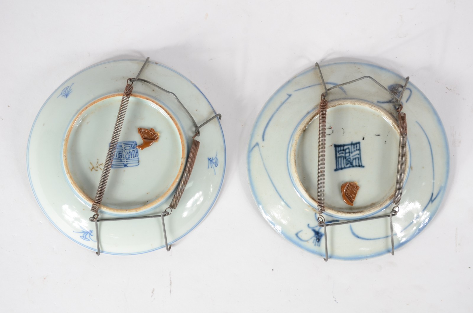 Dois pequenos pratos de parede de porcelana chinesa azul e branca. - foto 4 de 7