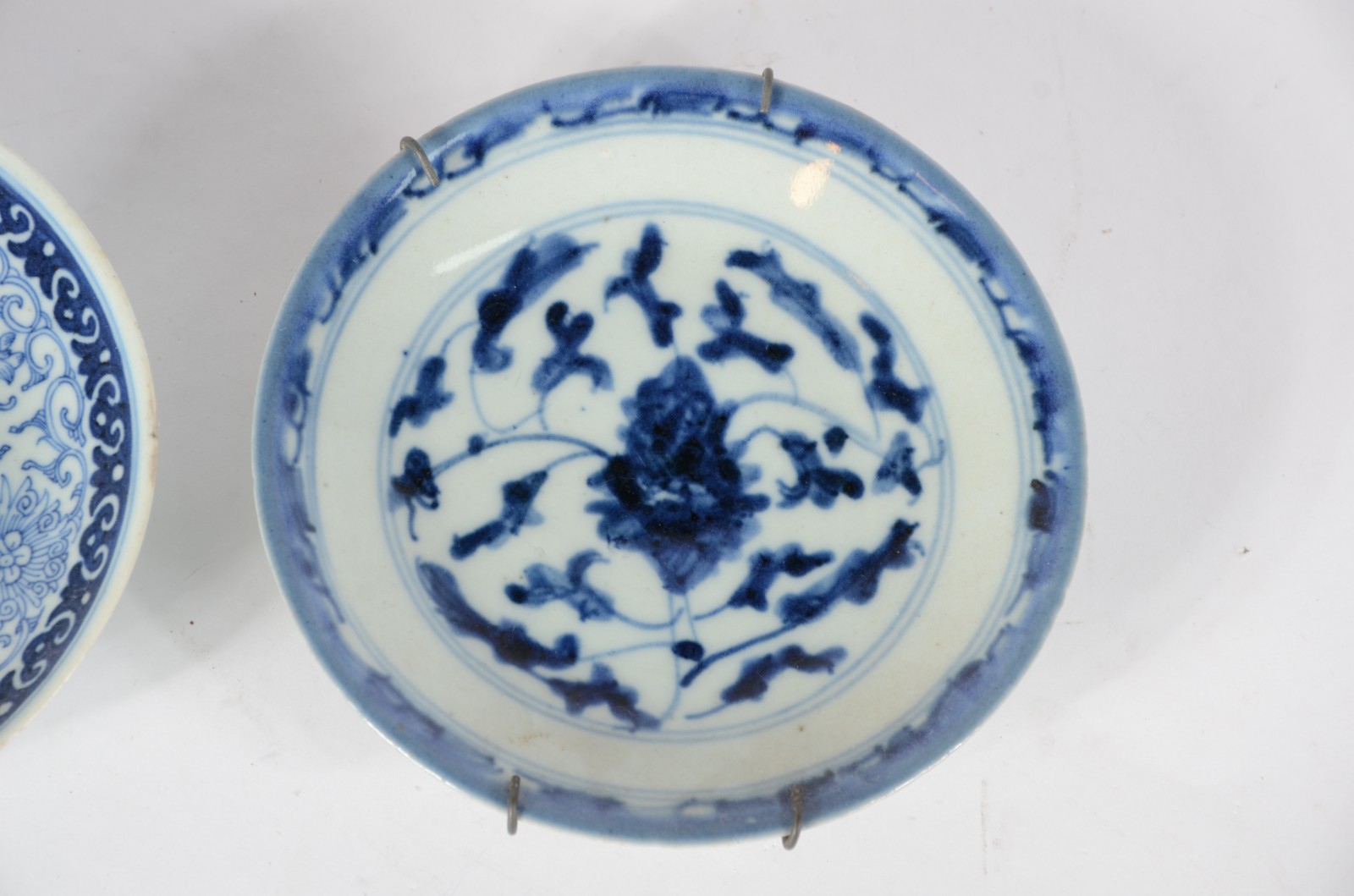Dois pequenos pratos de parede de porcelana chinesa azul e branca. - foto 7 de 7