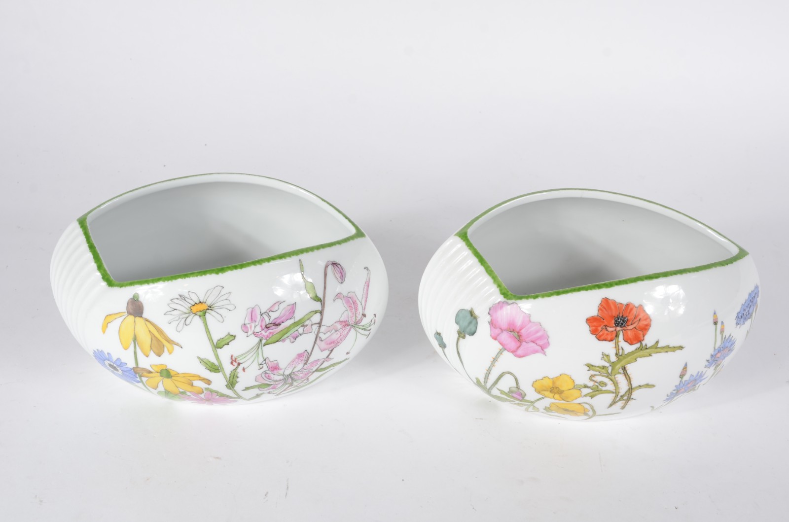 Par de floreiras de porcelana pintadas a mão com flores em policromia. - foto 1 de 8