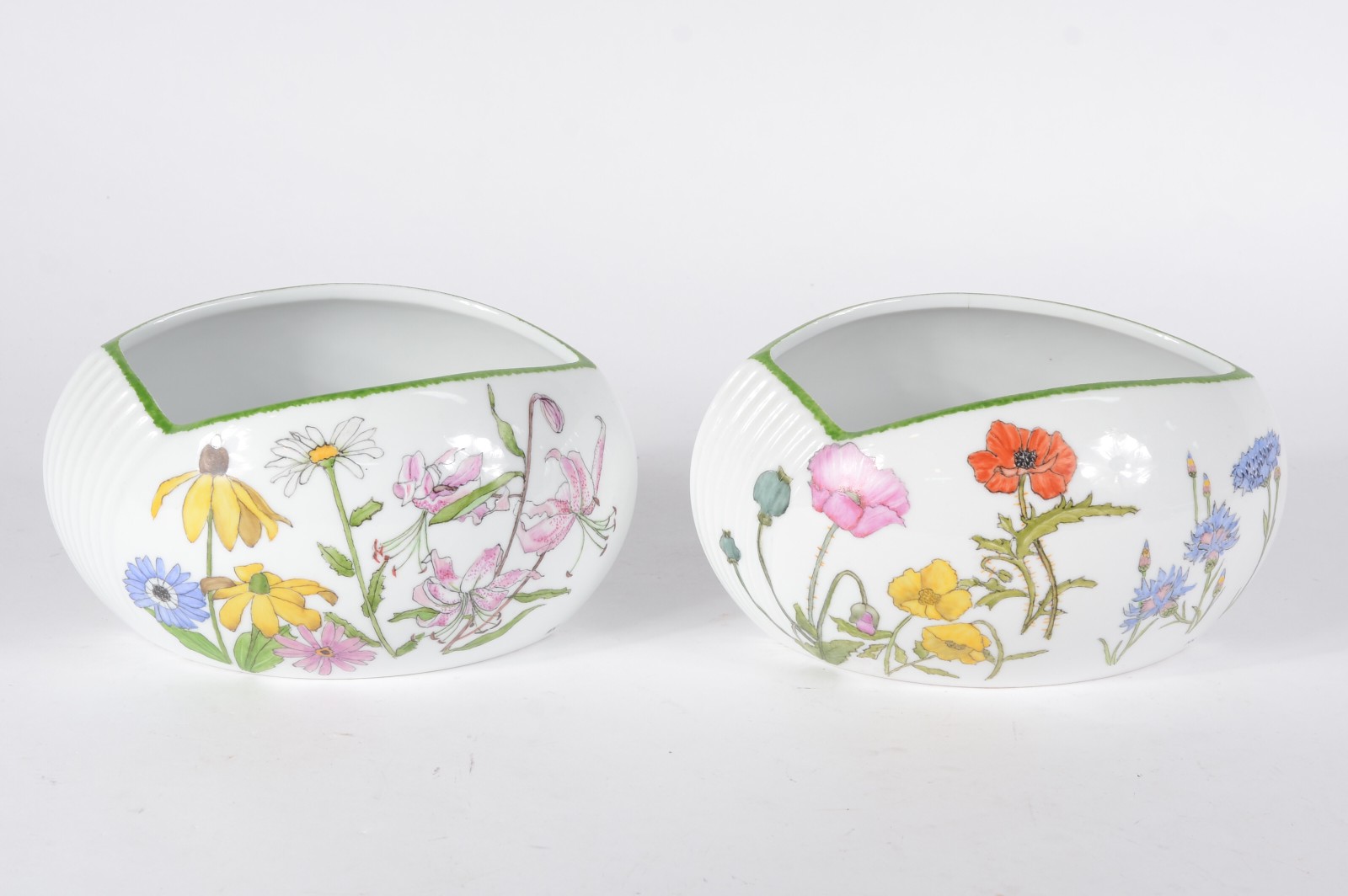 Par de floreiras de porcelana pintadas a mão com flores em policromia. - foto 2 de 8
