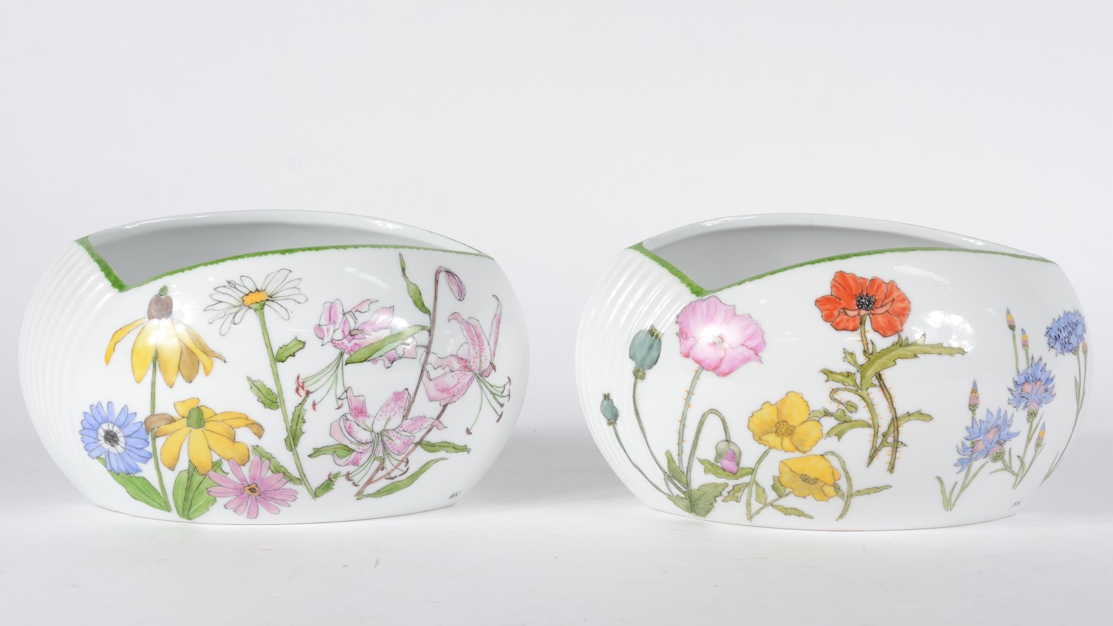 Par de floreiras de porcelana pintadas a mão com flores em policromia. - foto 3 de 8